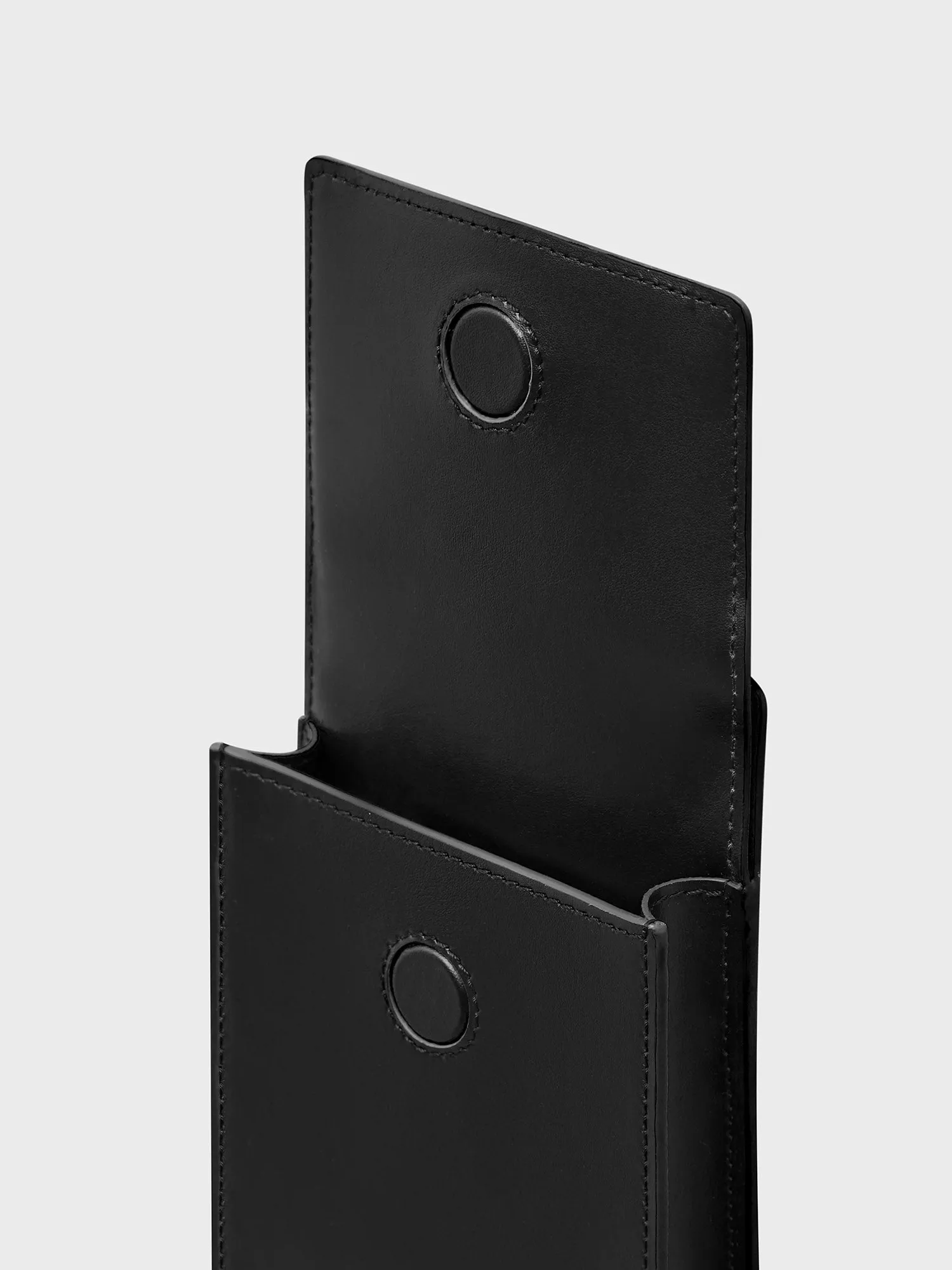 Archive Biobased Passport Holder—black